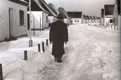 Das Bild zeigt die Gneisenaustraße mit hohem Schnee im Jahr 1942