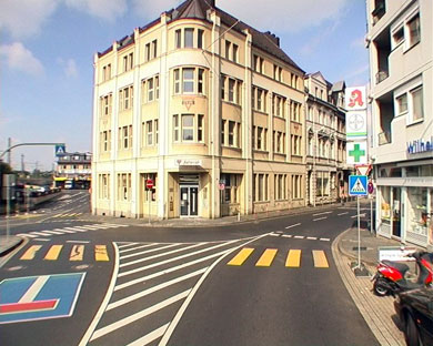 Das Bild zeigt den Fußgängerüberweg an der Wilhelmstraße