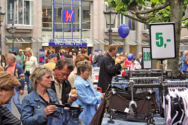 Das Bild zeigt die Fußgängerzone mit vielen Menschen beim Einkaufsbummel