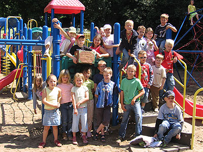 Gruppenbild von Kindern auf dem Spielplatz am Michaelsberg