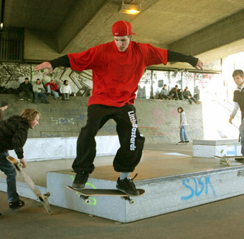 Ein Skater demonstriert sein Können beim Skate-Contest