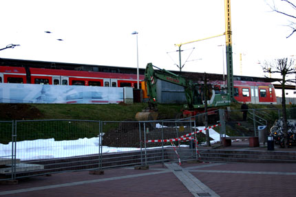Das Bild zeigt das Bahngleis mit Zug am ICE-Bahnhof