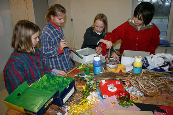 Kinder beim Malen und Basteln ihrer Kunstwerke