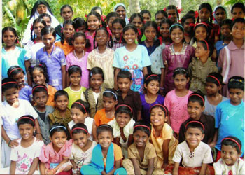 Das Bild zeigt die Kinder des indischen Heimes