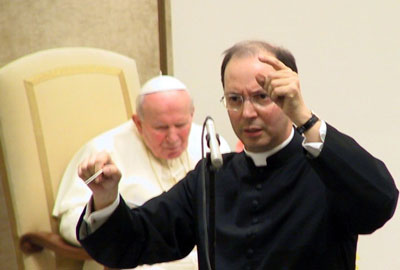 Das Bild zeigt den Papst Johannes Paul II. mit Dirigent Frisina