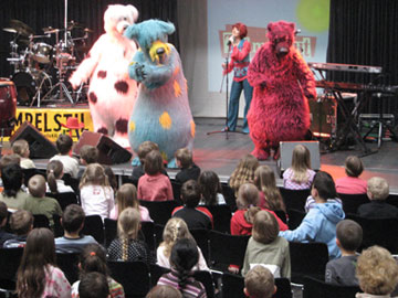 Das Bild zeigt kostümierte tanzende Bären 