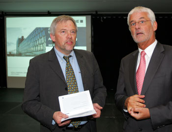 Rainer Schmidt-Illguth (BBE) und Bürgermeister Franz Huhn
