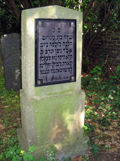 Das Bild zeigt den ältesten Grabstein auf dem jüdischen Friedhof von 1696