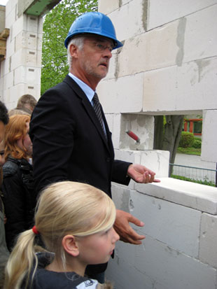 Das Bild zeigt Bürgermeister Franz Huhn bei der Grundsteinlegung