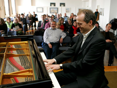 Das Bild zeigt den Klaviervirtuosen Joja Wendt
