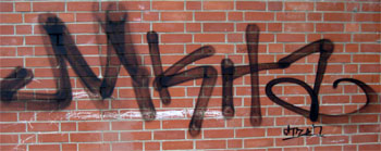 Eine hässliche Graffiti-Schmiererei an einer Mauer