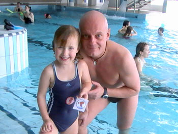 Gerade mal vier Jahre alt und schon das Bronze-Schwimmabzeichen in der Tasche, die kleine Laura und Dirk Lohmann, Leiter der Schwimmschule