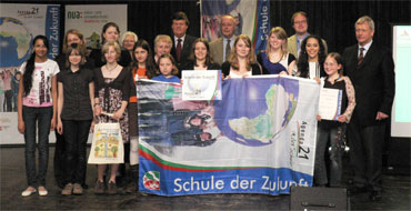 NRW-Umweltminister Uhlenberg und Regierungspräsident Lindlar mit den Schülern des Gymnasiums Alleestraße