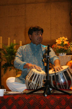 Der Solist Debasish Bhattacharjee spielt auf seiner Tabla 