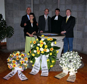 Das Bild zeigt ( v.l.n.r.) Bürgermeister Huhn und Dr. Andrea Korte-Böger, Paul Remmel junior, Pfarrer Joachim Knitter sowie Franz Josef Wiegelmann