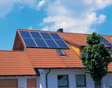 Das Bild zeigt eine Photovoltaikanlage auf dem Dach eines Hauses