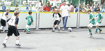 Das Bild zeigt einige Kinder beim Fußballspielen