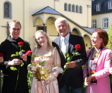 Das Bild zeigt v.l. Abt Raphael, Vanessa Rose, Bürgermeister Franz Huhn und Sibylle Kuhne
