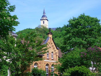 Das Bild zeigt den Kindergarten Georgstraße, im Hintergrund die Abtei Michaelsberg