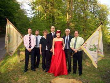 Das Bild zeigt Unser Bild: Bernd Junkersfeld, Frank Blinzler, Heike Kullik, das Maikönigspaar, Bürgermeister Huhn und Jürgen Tüschenbönner.