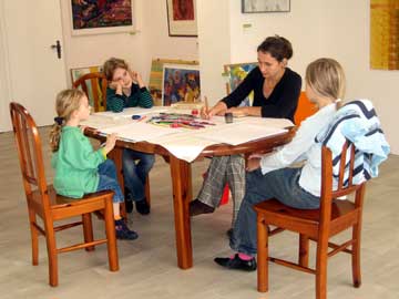 Das Bild zeigt Kinder beim Malen