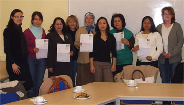 Das Bild zeigt die Sprachkursteilnehmerinnen zusammen mit den Kursleiterinnen
