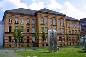 Das Bild zeigt die Engelbert-Humperdinck-Musikschule in der Humperdinckstraße
