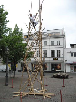 Das Bild zeigt Georg Trabers 13 Meter hohen Turm aus Eschenstangen 