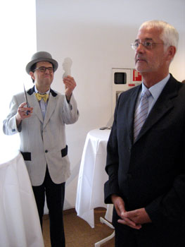 Künstler Reinhold Stier porträtiert einen Silhouetten-Schnitt von Bürgermeister Huhn