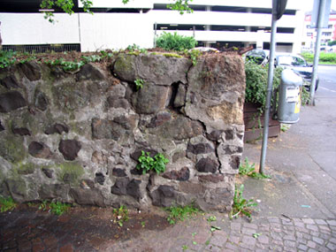 Das Bild zeigt einen Teil der Stadtmauer