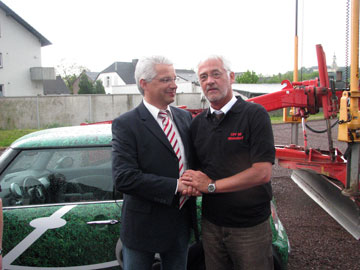 Das Bild zeigt Bürgermeister Franz Huhn und Geschäftsführer Detlef Kolb