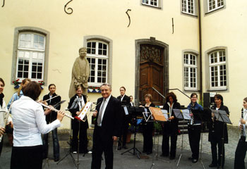 Das Bild zeigt ein Konzert an der Abtei