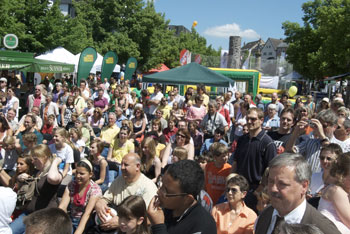 Das Bild zeigt die vielen Besucher beim Agendafest auf dem Markt