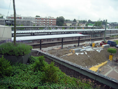 Das Bild zeigt den Bahnsteig mit dem neuen Dach