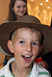 Das Bild zeigt einen Jungen mit Cowboyhut