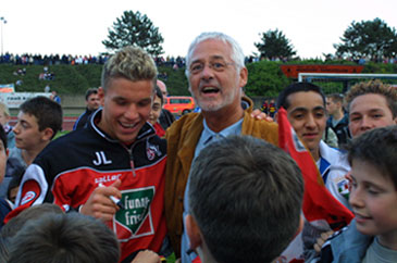 Das Bild zeigt Franz Huhn mit Podolski