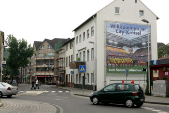 Das Bild zeigt die mächtige Südtribüne des eindrucksvollen Rhein-Energie-Stadions in Köln in 2006