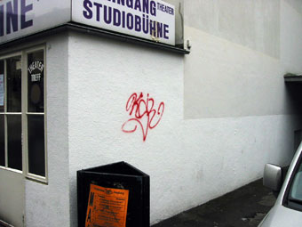 Das Bild zeigt eine mit Graffiti beschmierte Hauswand