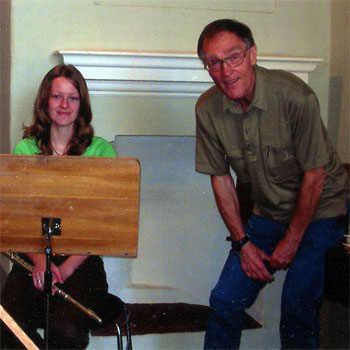 Das Bild zeigt Jost Nickel und eine Musikschülerin