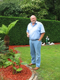 Das Bild zeigt Norbert Klein in seinem Garten