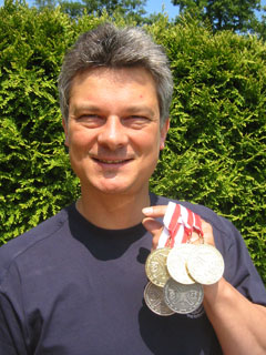 Guido Paul mit seinen Medaillen 