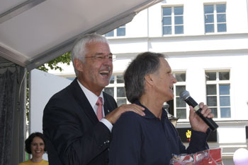 Das Bild zeigt Bürgermeister Huhn mit Wolfgang Overath