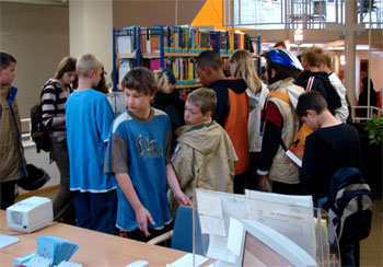 Das Bild zeigt Kinder und Jugendliche in Stadtbibliothek