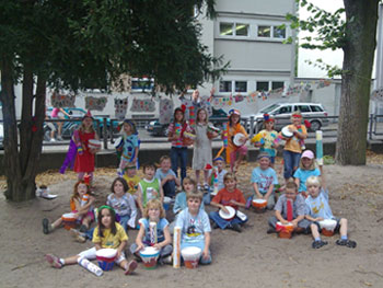 Das Bild zeigt Kinder bei der Ferienspielaktion