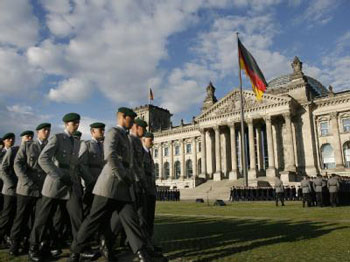 Rekruten der Bundeswehr vor dem Reichstagsgebäude in Berlin