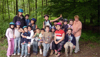 Die Kinder der OGS Deichhaus bei ihrem Ausflug im Wald 