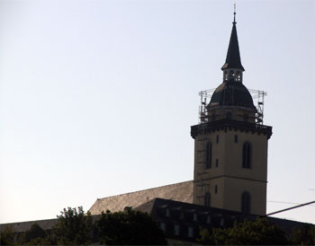Der eingerüstete Turm der Abteikirche
