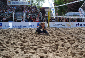 Das Bild zeigt zwei Spieler im Sand