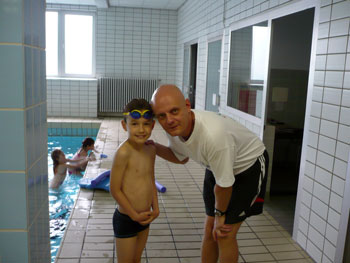 Das Bild zeigt Marvin und Schwimmlehrer Dirk Lohmann