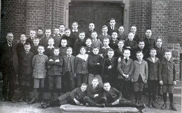 Das Bild zeigt Rektor Christ und Schüler im Jahr 1908